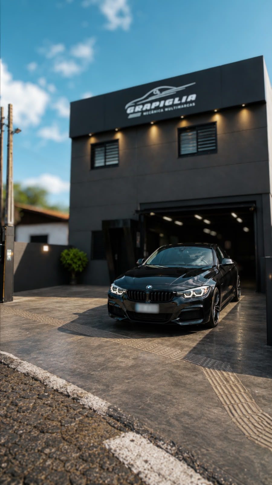 Fachada da Grapiglia Mecânica Multimarcas com um BMW na entrada